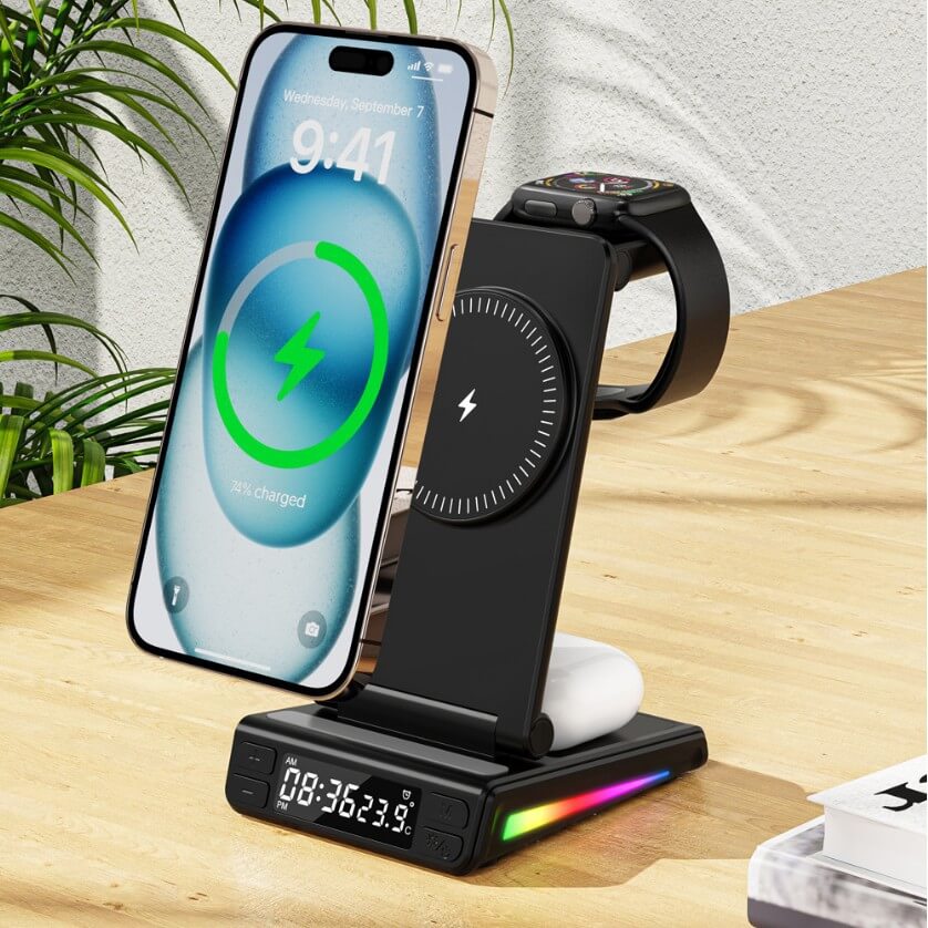 Die Cover-Discount.ch Multifunktionale magnetische kabellose Ladestation lädt Smartphone, Earbuds und Smartwatch gleichzeitig auf den Schreibtisch und bietet eine praktische LED-Uhranzeige.