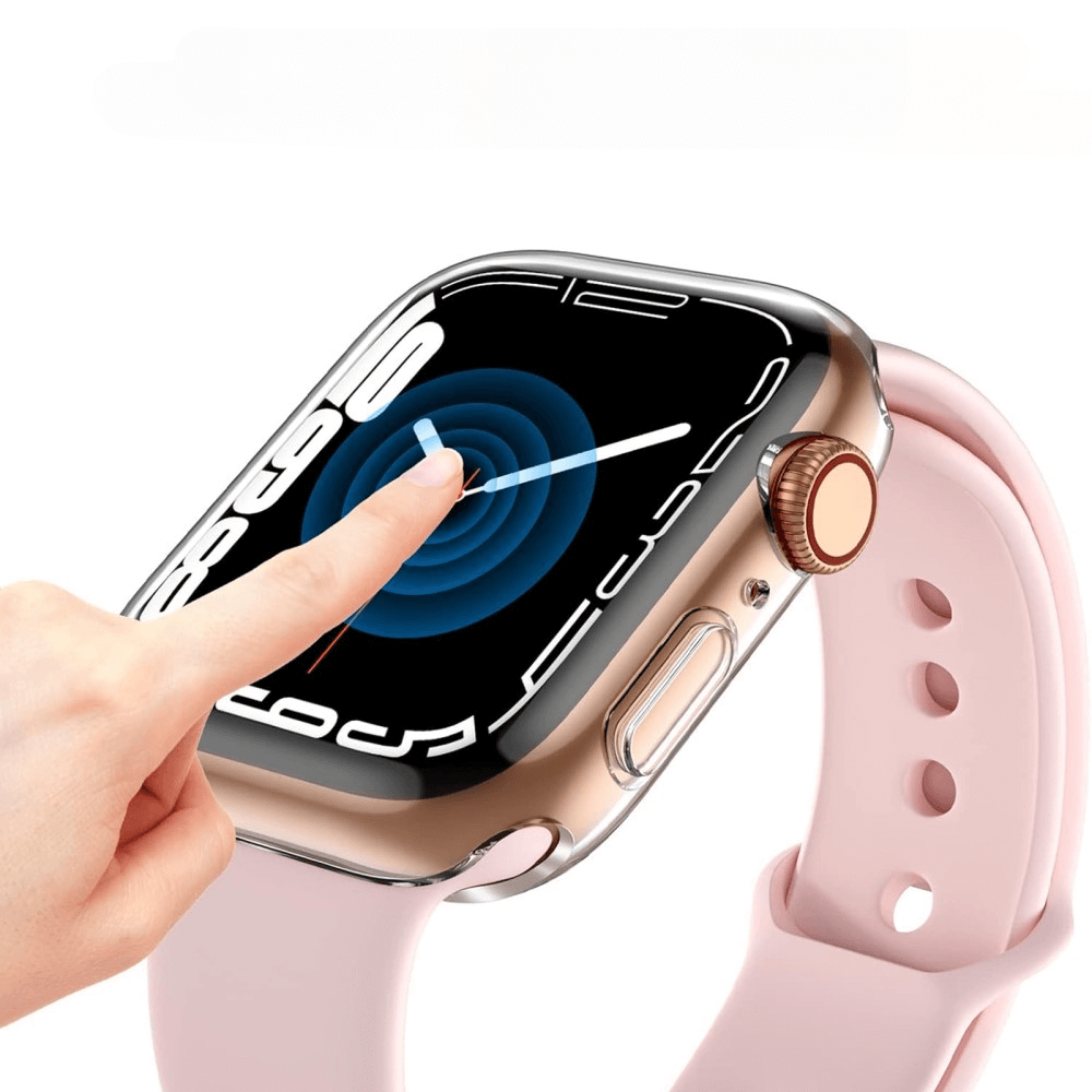 Eine Hand berĂźhrt die Apple Watch 10 (46 mm) mit rosa Armband und Digitalanzeige, geschĂźtzt durch das transparente Cover-Discount Gummi Schutz Case.