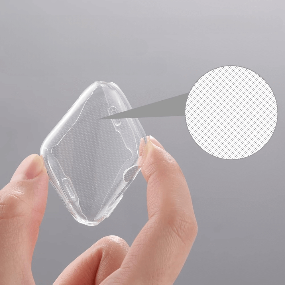 Eine Hand hält das transparente Gummischutzgehäuse von Cover-Discount fĂźr die Apple Watch 10 â 46 mm. Eine Nahaufnahme zeigt die feine Textur und den hochwertigen Smartwatch-Schutz.