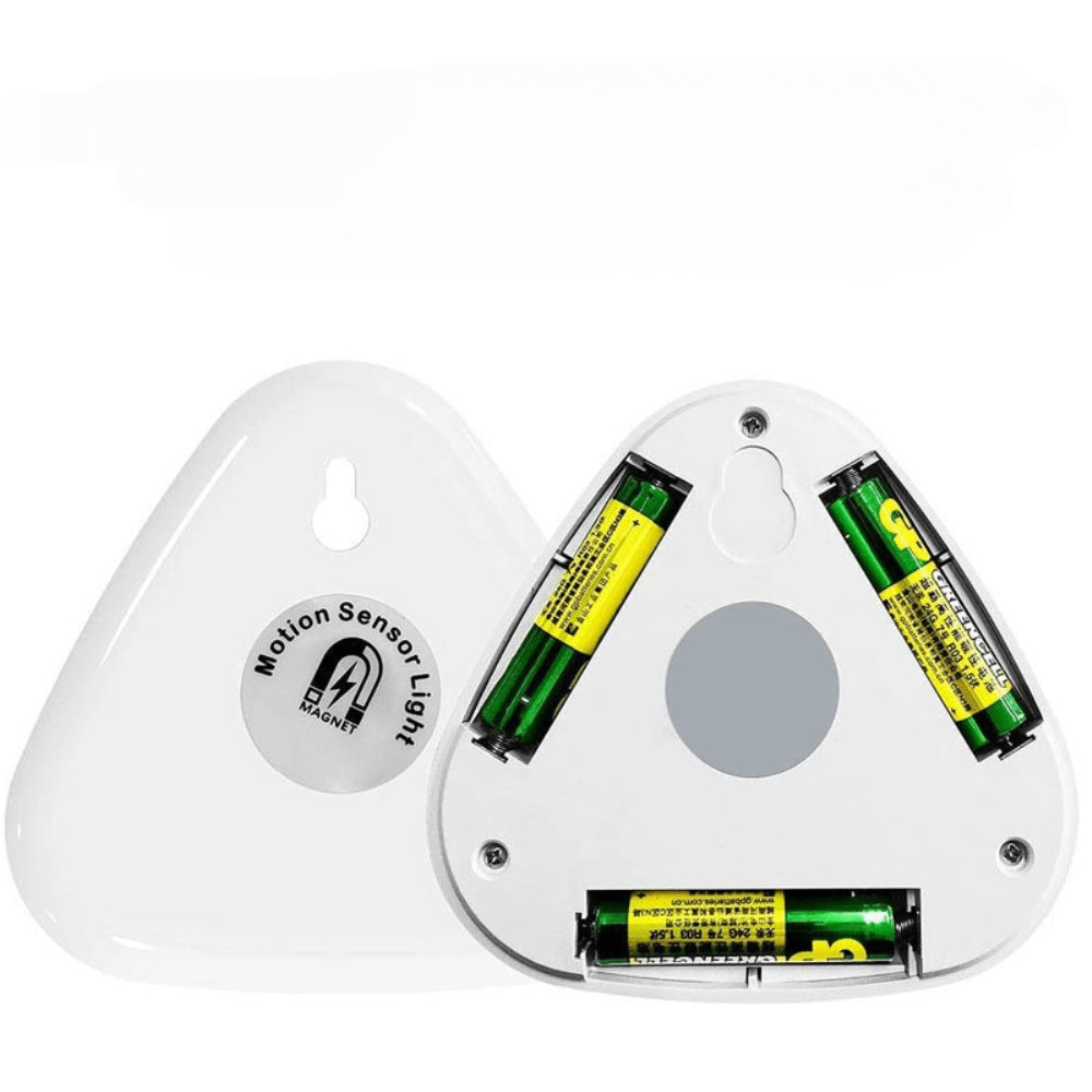 Das 3er Set LED Licht mit Sensor Triangle von Cover-Discount beinhaltet drei weiße, batteriebetriebene Dreiecksleuchten mit Bewegungsmelder, bei einer ist das Batteriefach mit drei AA-Batterien geöffnet.