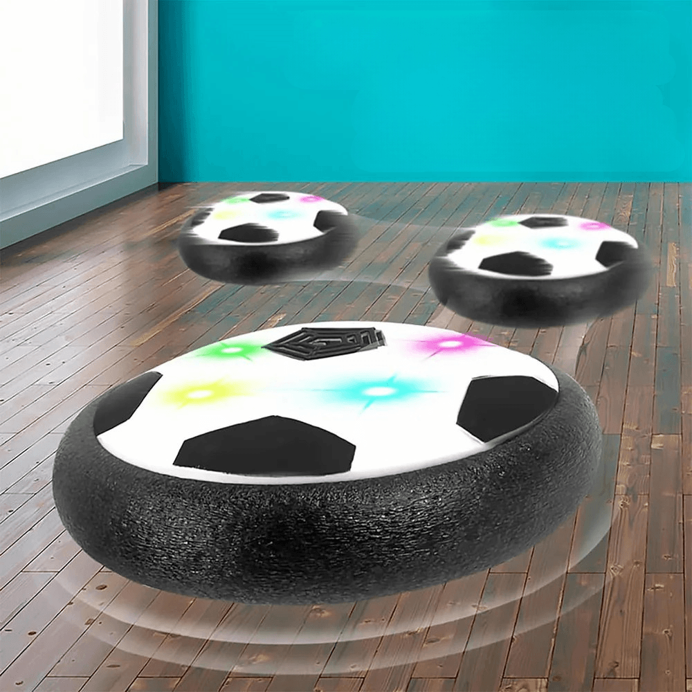 Drei Cover-Discount Hover Fußball mit LED Licht - Elektrischer Air Power Soccer Ball für Kinder gleiten über Parkett in einem hellen Raum mit türkisfarbenen Wänden - das perfekte Indoor-Spielzeug für Kinder.