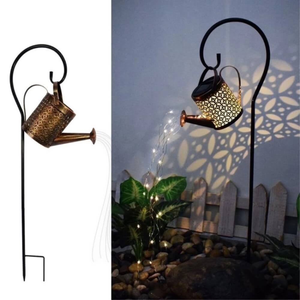 Der Solar-LED-Gartenstecker Giesskanne von Cover-Discount erzeugt warmweisse Lichtmuster, die Ihre Pflanzen nachts wunderschön beleuchten und so dekorativen Charme mit funktionaler Solar-Gartenbeleuchtung verbinden.