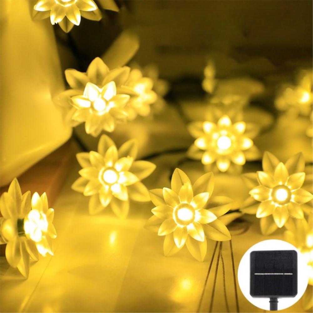 Die Cover-Discount Solar-LED-Lichterkette Lotusblüte verfügt über warmgelbe Lotusblütenlichter, 6,5 m lang mit 30 LEDs und Solarpanel – ideal für stimmungsvolle Gartenbeleuchtung.