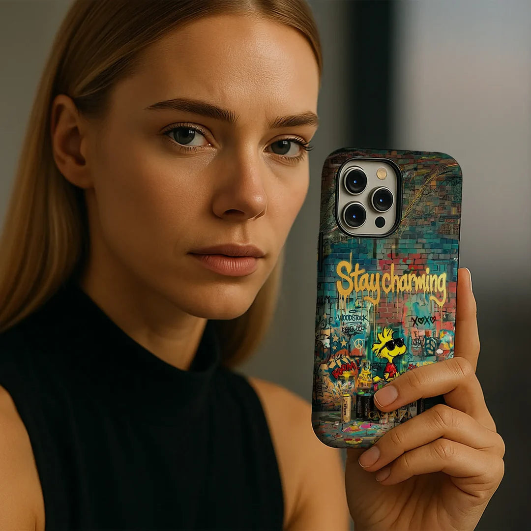 Eine Person mit einem iPhone 18 Pro Max / iPhone 17 Pro Max – Casarto-Handyhülle mit MagSafe Cool Bird.