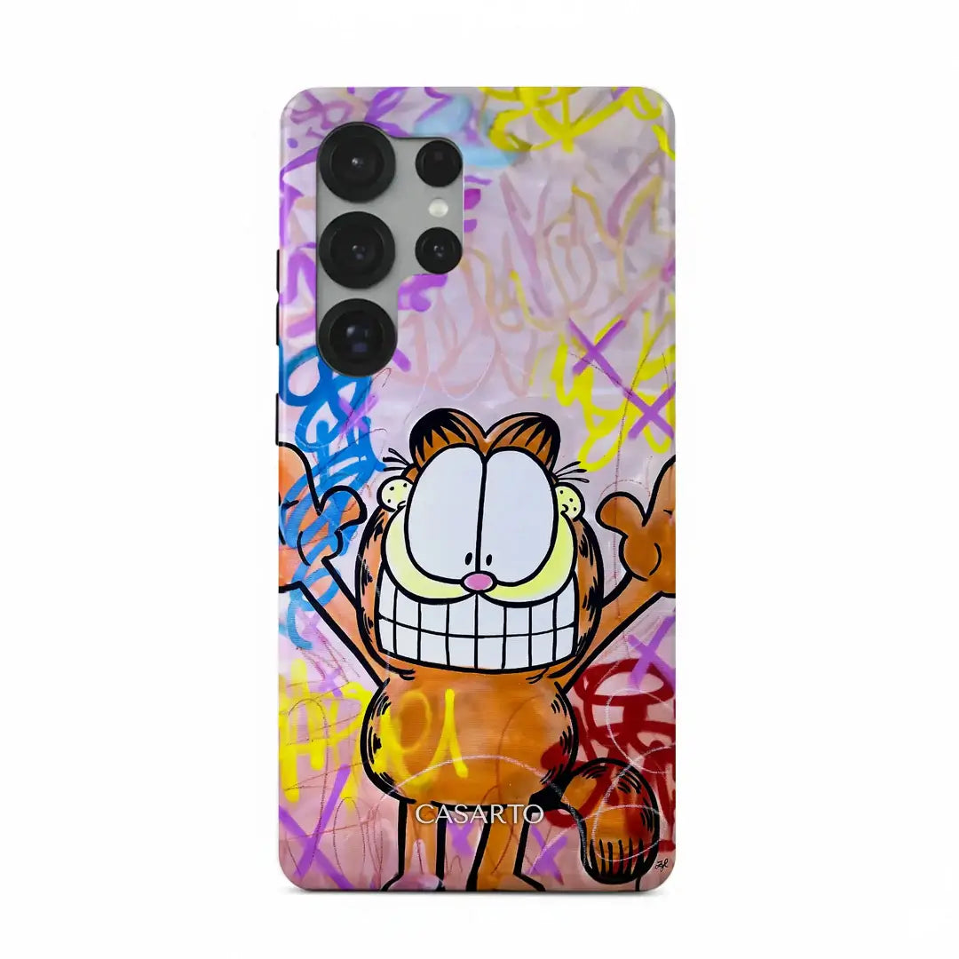 Die Casarto Galaxy S25 - Casarto Handyhülle Happy Day zeigt eine lächelnde Cartoon-Katze auf einem lebendigen, von Graffiti inspirierten Hintergrund - eine verspielte, einzigartige Handyhülle für alle, die lustige Accessoires lieben.
