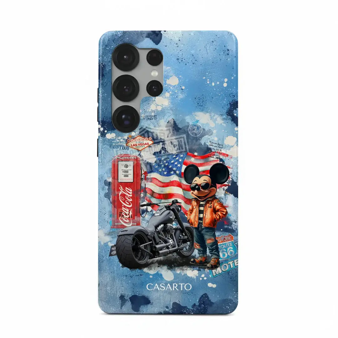 Schützen Sie Ihr Galaxy S25 mit der Casarto Handyhülle "Ride the dream" von Cover-Discount. Zeigt eine Cartoon-Maus in einer Lederjacke auf einem Motorrad, die amerikanische Flagge und eine alte Cola-Maschine. MagSafe kompatibel für einfaches Aufladen und Stil.