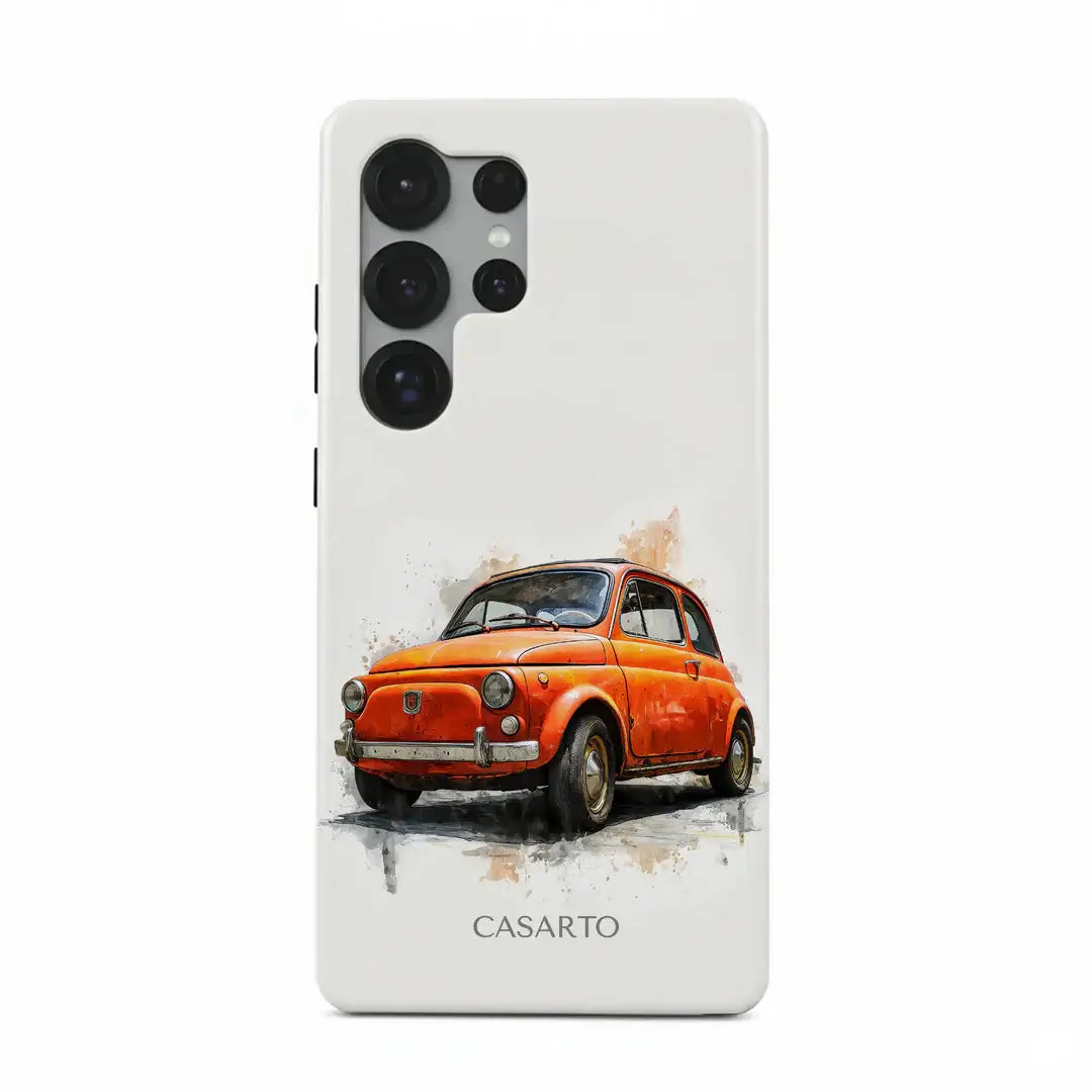 Die Galaxy S25 - Casarto Handyhülle Ciao Bella von Cover-Discount ist eine weiße Handyhülle mit einem orangefarbenen Oldtimer in Aquarelloptik und dem Schriftzug CASARTO" darunter, inspiriert von italienischem Design.