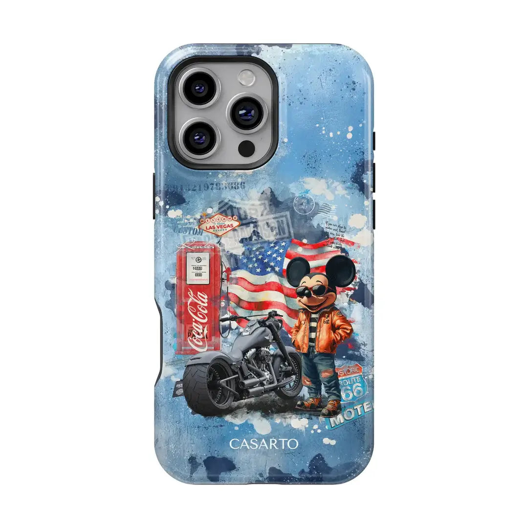 Die iPhone 17 Pro Max Casarto Handyhülle "Ride the dream" von Cover-Discount zeigt eine Cartoon-Maus in Jacke, Motorrad, US-Flagge, Coca-Cola-Zeichen und Route 66 auf einem leuchtend blauen Hintergrund.