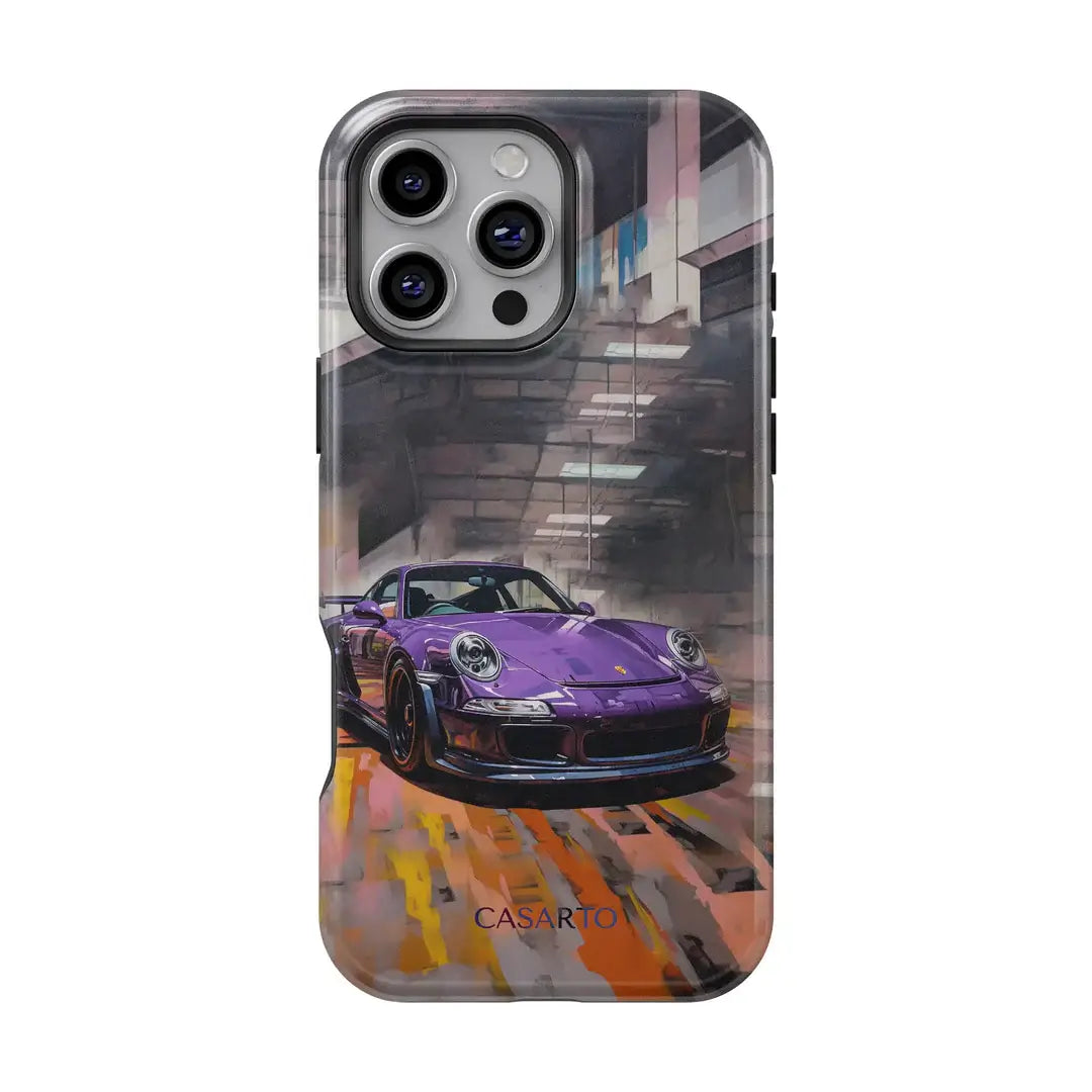 IPhone 16 Pro Casarto Handyhülle Pure Power von Cover-Discount mit gemaltem Motiv eines violetten Sportwagens in urbaner Garage, MagSafe kompatibel, Markenschriftzug unten.