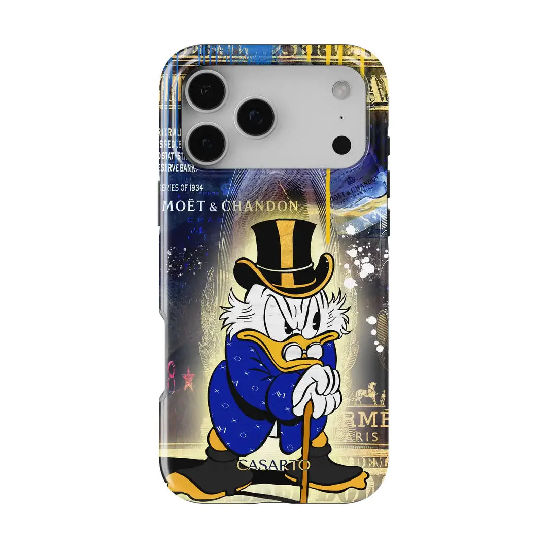 Die Casarto Handyhülle Golden View für das iPhone 16 Pro Max von Cover-Discount ist eine limitierte Auflage und zeigt Dagobert Duck in blauem Mantel und Zylinder, der mit Stock vor einem luxuriösen Hintergrund steht.