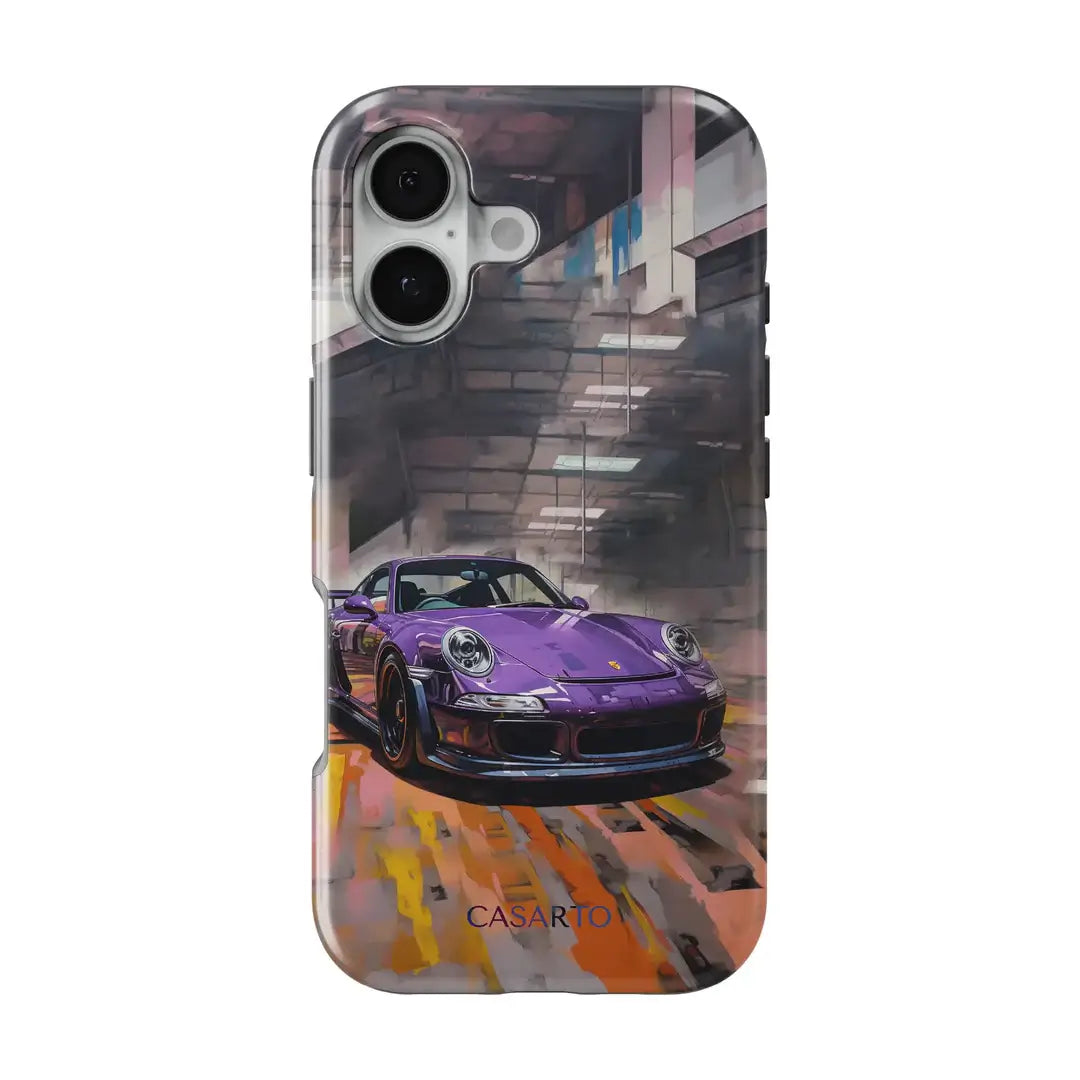 Die iPhone 17 Pro - Casarto Handyhülle Pure Power von Cover-Discount zeigt einen lilafarbenen Sportwagen in einer urbanen, industriellen Umgebung - eine außergewöhnliche Limited Edition für Fans von auffälligen Designs.