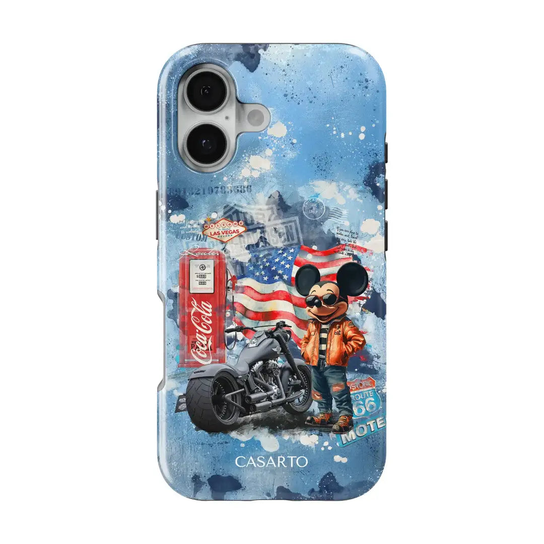 Die iPhone 17 Pro - Casarto Handyhülle "Ride the dream" von Cover-Discount zeigt Mickey Mouse in einer Lederjacke mit Motorrad, US-Flagge, Coca-Cola-Maschine und Route 66. MagSafe kompatibel für einfaches Aufladen und sichere Befestigung.