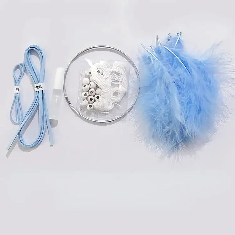 Das Cover-Discount DIY Bastel-Set Traumfänger zum selber gestalten enthält blaue Bänder, weiße Perlen, Schnur, Rohr und flauschige blaue Federn – ideal für kreatives Traumfänger-Basteln!.