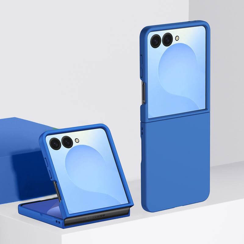 #farbe_dunkelblau|Zwei blaue Samsung Galaxy Z Flip7 Handys, eines offen und eines geschlossen, abgebildet mit passender Cover-Discount Galaxy Z Flip7 - Schützende Hartplastik Handyhülle in schickem Blau.