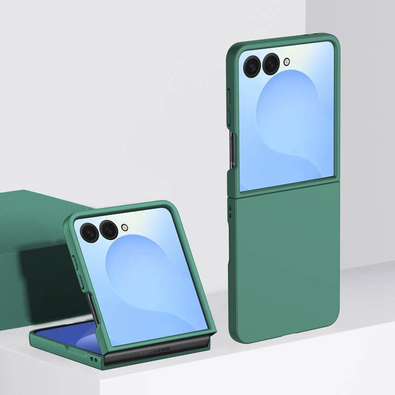 #farbe_dunkelgrün|Zwei grüne faltbare Smartphones, ein offenes und ein geschlossenes, dargestellt auf einer weißen Fläche - jeweils geschützt durch die Cover-Discount Galaxy Z Flip7 Schützende Hartplastik Handyhülle.