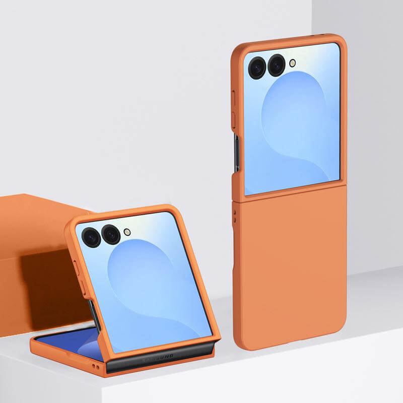Zwei orangefarbene Cover-Discount Galaxy Z Flip7 Schützende Hartplastik Handyhüllen werden auf einem faltbaren Smartphone, offen und geschlossen gezeigt, auf einer weißen Fläche dargestellt.