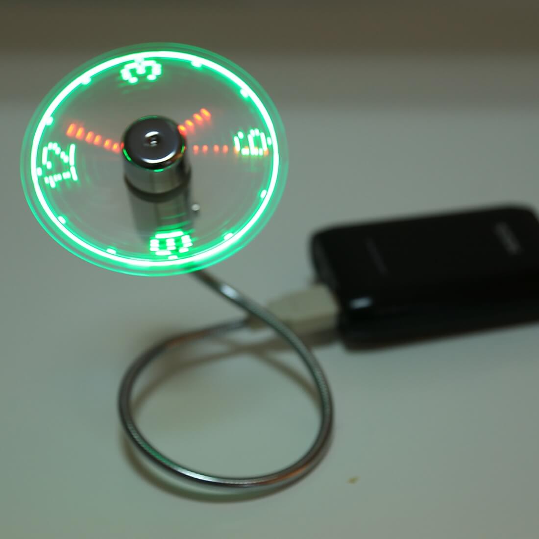 Der Cover-Discount PC USB-Ventilator mit Uhrzeit besitzt einen flexiblen Schwanenhals und grüne LED-Leuchten, die die Uhrzeit als leuchtende Anzeige darstellen.