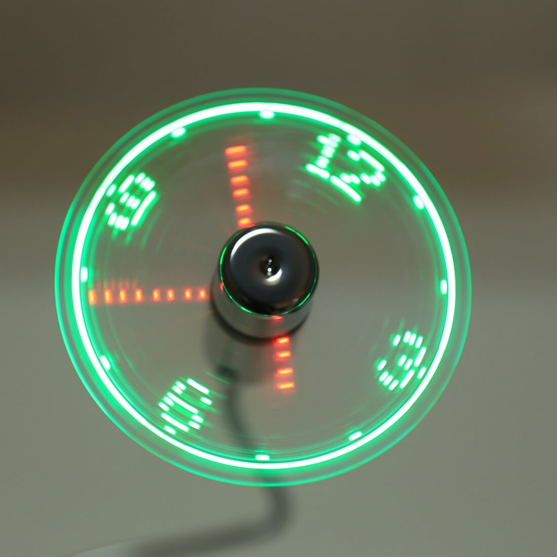 Der Cover-Discount PC USB-Ventilator mit Uhrzeit verfügt über einen flexiblen Schwanenhals und LED-Leuchten, die ein grünes und rotes digitales Zifferblatt zur einfachen Zeitanzeige anzeigen.
