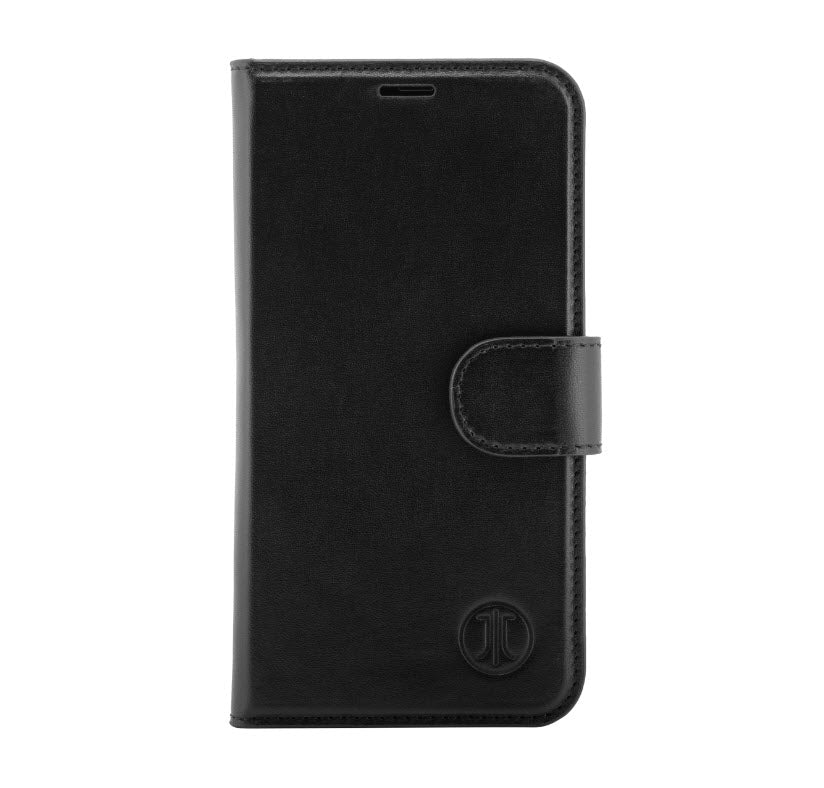 Das JT Berlin iPhone 13 Pro Bookcase Schöneberg ist eine elegante schwarze Kunstledertasche mit sicherem Druckknopfverschluss und einem geprägten Logo in der unteren rechten Ecke.