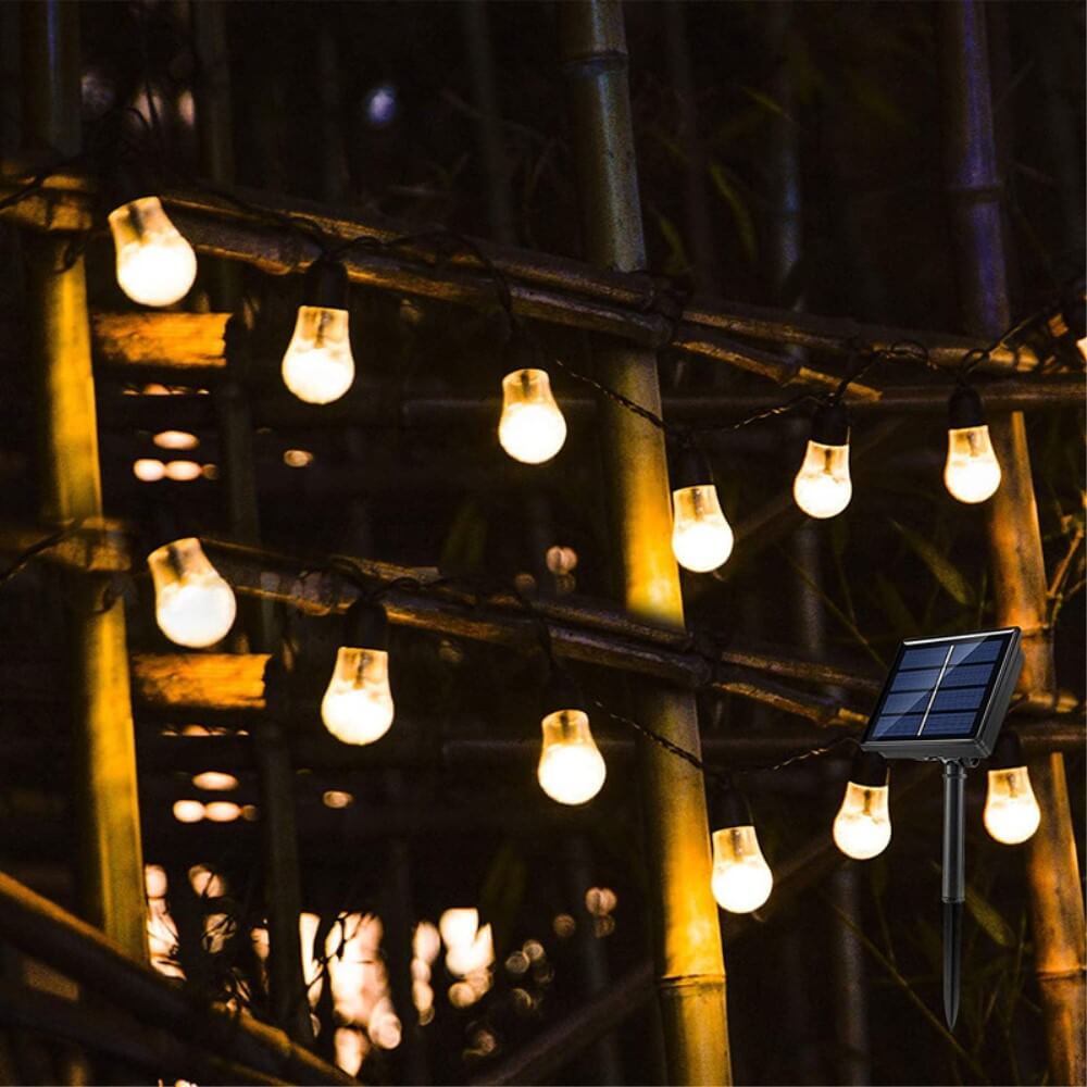 Die Cover-Discount Solar LED Lichterkette Glühbirnen bringt gemütliches Ambiente in Ihren Garten – einfach am Abend einschalten und dank Solarpanel entspannte Stunden im funkelnden Licht genießen.