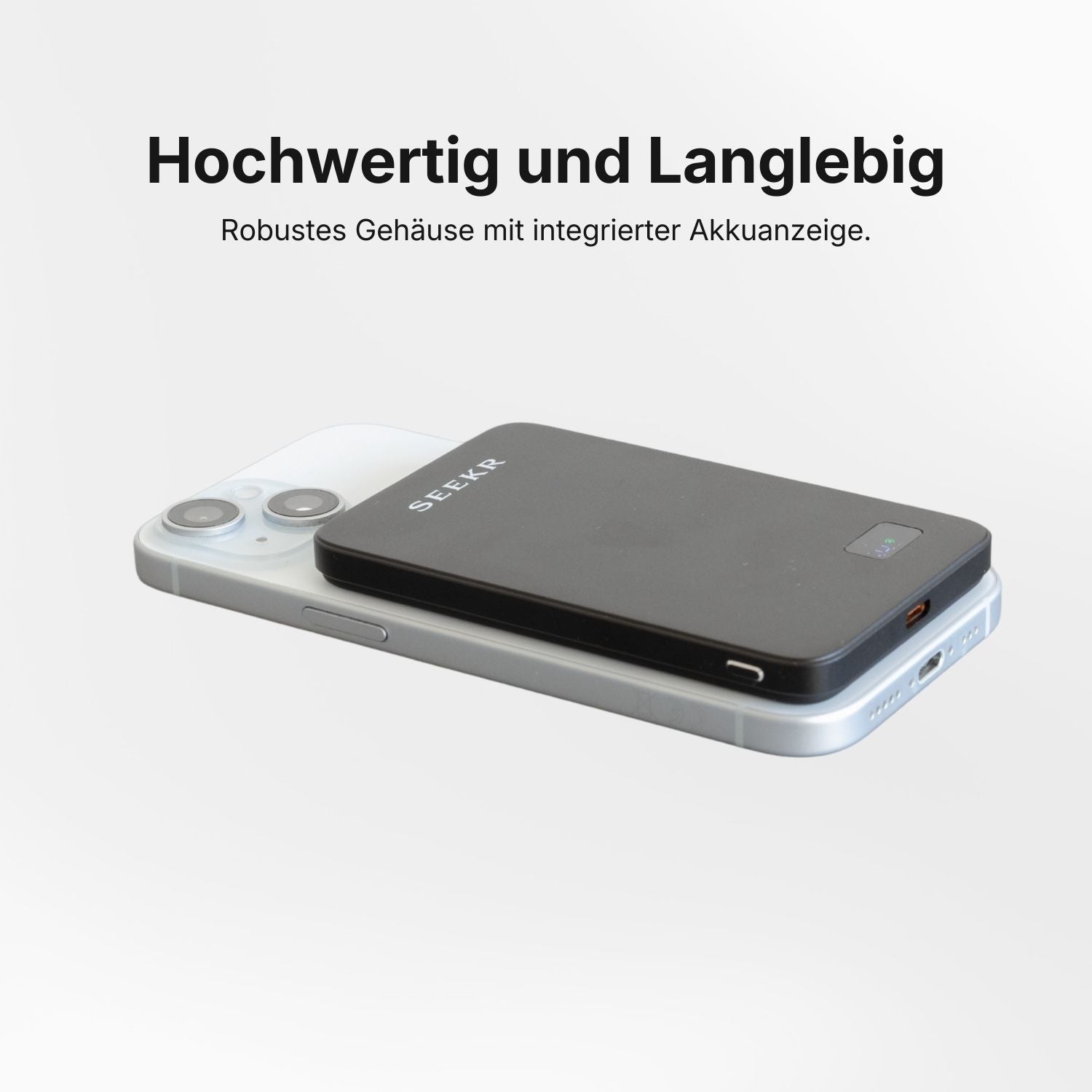 Ein SEEKR SWISS SEEKR Power Mag - Schwarz 5000 mAh mit ultradünnem Design ruht auf einem weißen Smartphone, begleitet von einem deutschen Text darüber, der seine Qualität und Haltbarkeit hervorhebt.