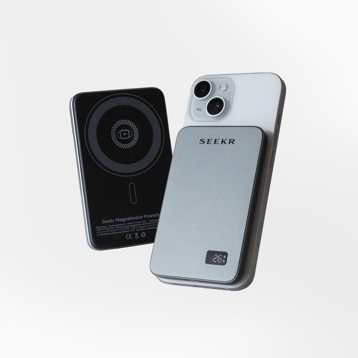 Ein SEEKR SWISS Power Mag - Schwarz 5000 mAh wird an einem weißen Smartphone befestigt und bietet kabelloses Schnellladen und ultradünnes Design. Ein weiteres SEEKR Power Mag wird von hinten gezeigt.