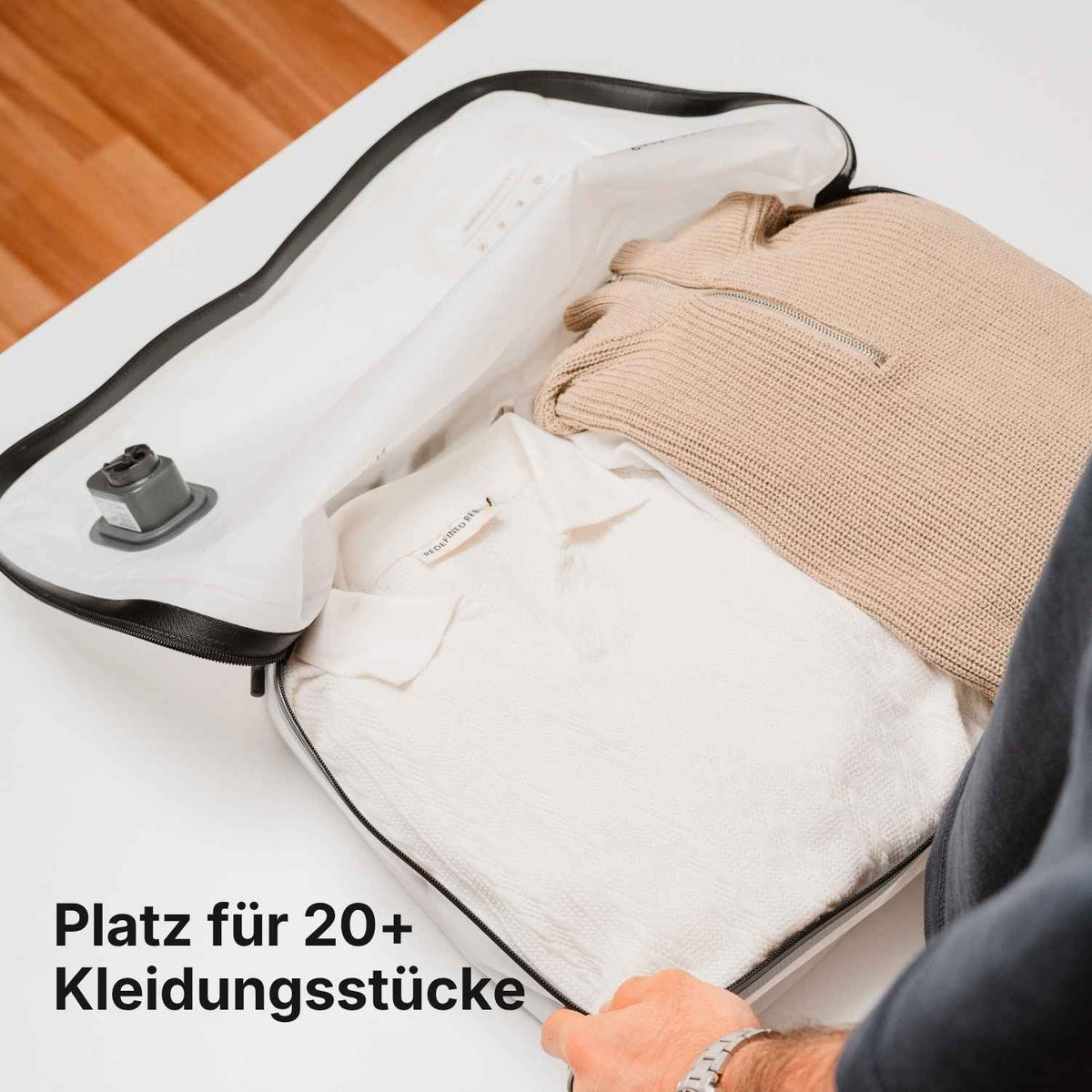 SEEKR AirPack – Vacuum Travel Bag with Integrated USB-C Pump, 21 Litres