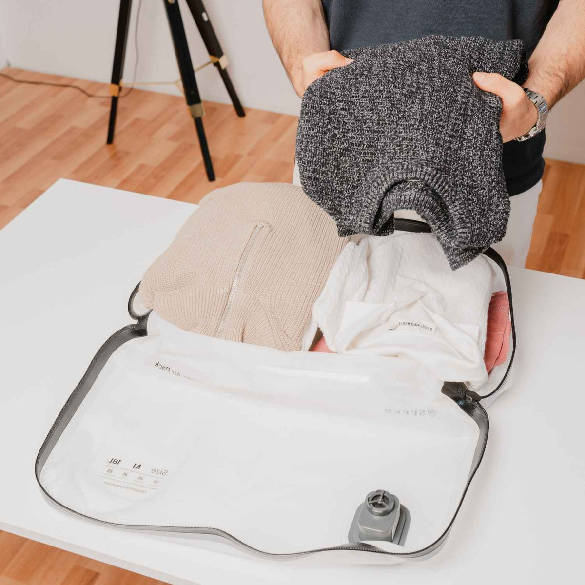 SEEKR AirPack – Vacuum Travel Bag with Integrated USB-C Pump, 21 Litres