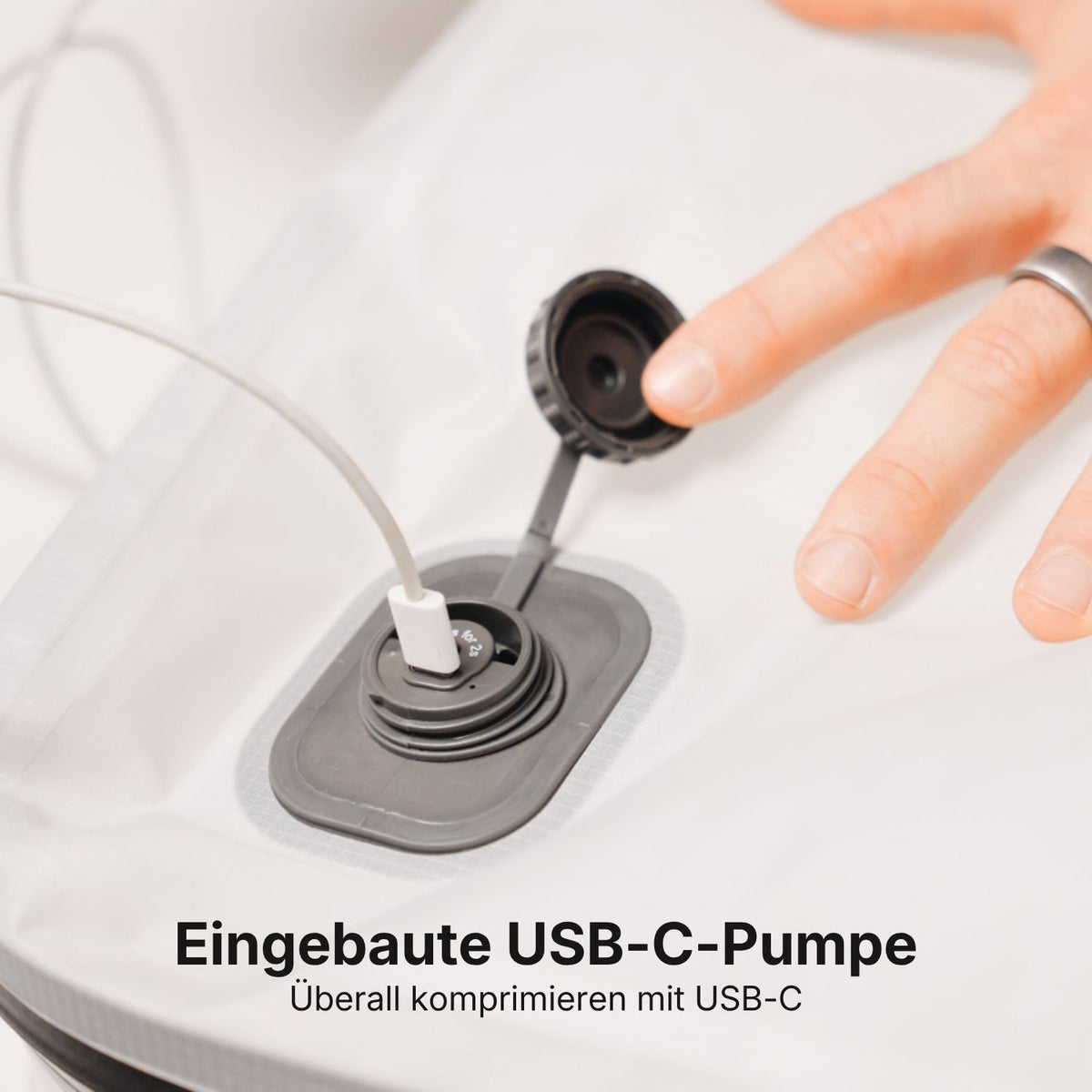 Ein USB-C-Kabel von Hand an die Vakuumpumpe SEEKR AirPack M anschließen.