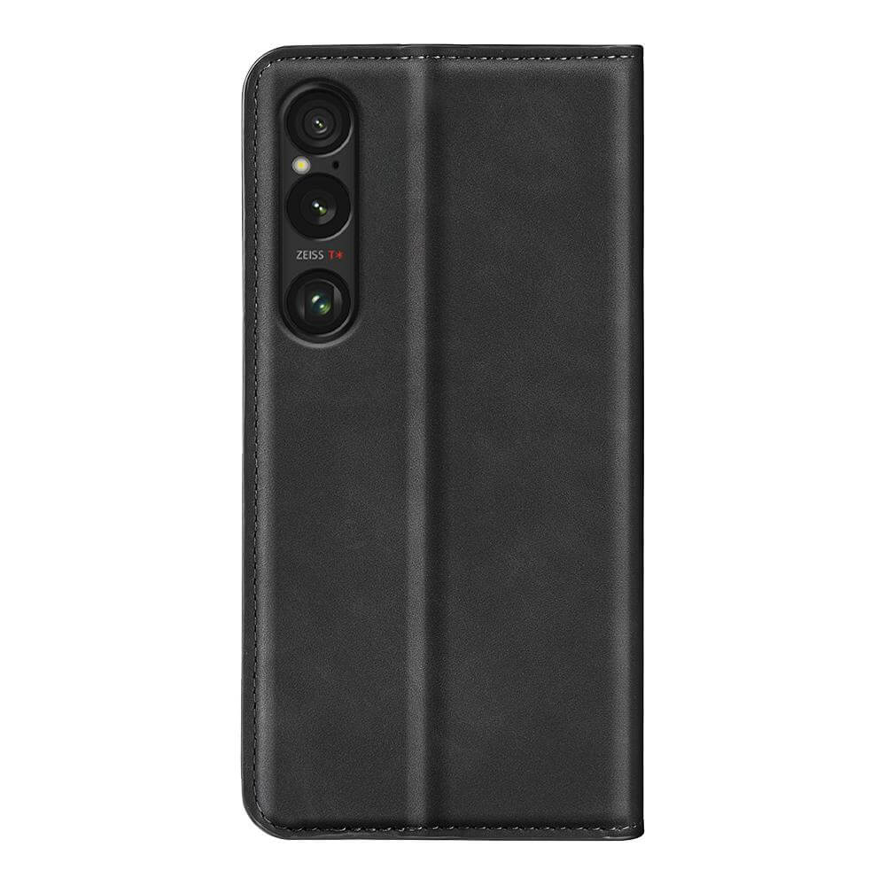 Das Cover-Discount Sony Xperia 1 VII Stand Flip Case Hülle in schwarzem Leder verfügt über einen Kameraausschnitt und wird von der Rückseite vor einem weißen Hintergrund dargestellt.