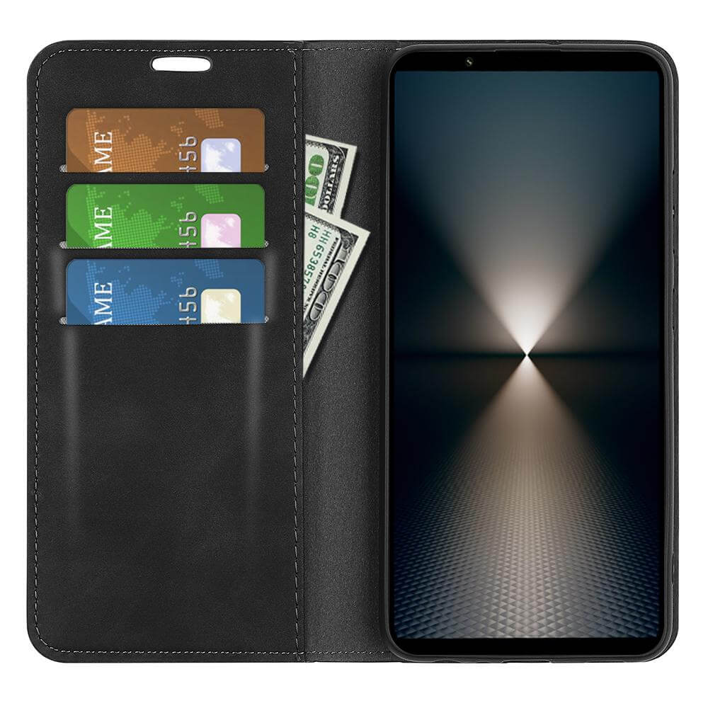 #farbe_schwarz|Das Cover-Discount Sony Xperia 1 VII Stand Flip Case Hülle in Schwarz verfügt über praktische Fächer für Karten und Bargeld, während das Handy-Display ein geometrisches Lichtmuster zeigt.