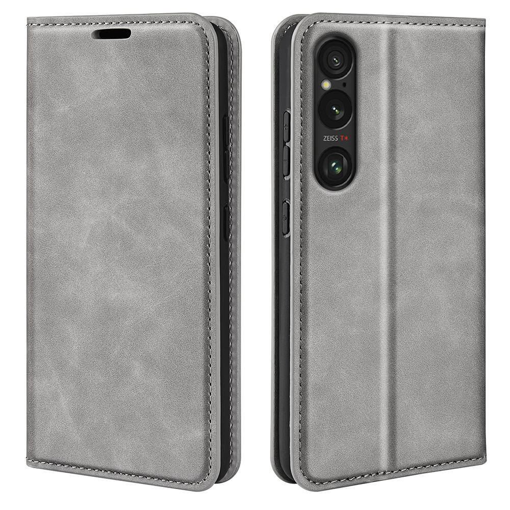 Das Cover-Discount Sony Xperia 1 VII - Stand Flip Case Hülle in grauem Leder verfügt über einen Klappdeckel und ist von vorne und hinten abgebildet. Es verbindet stilvolles Design mit zuverlässigem Geräteschutz.