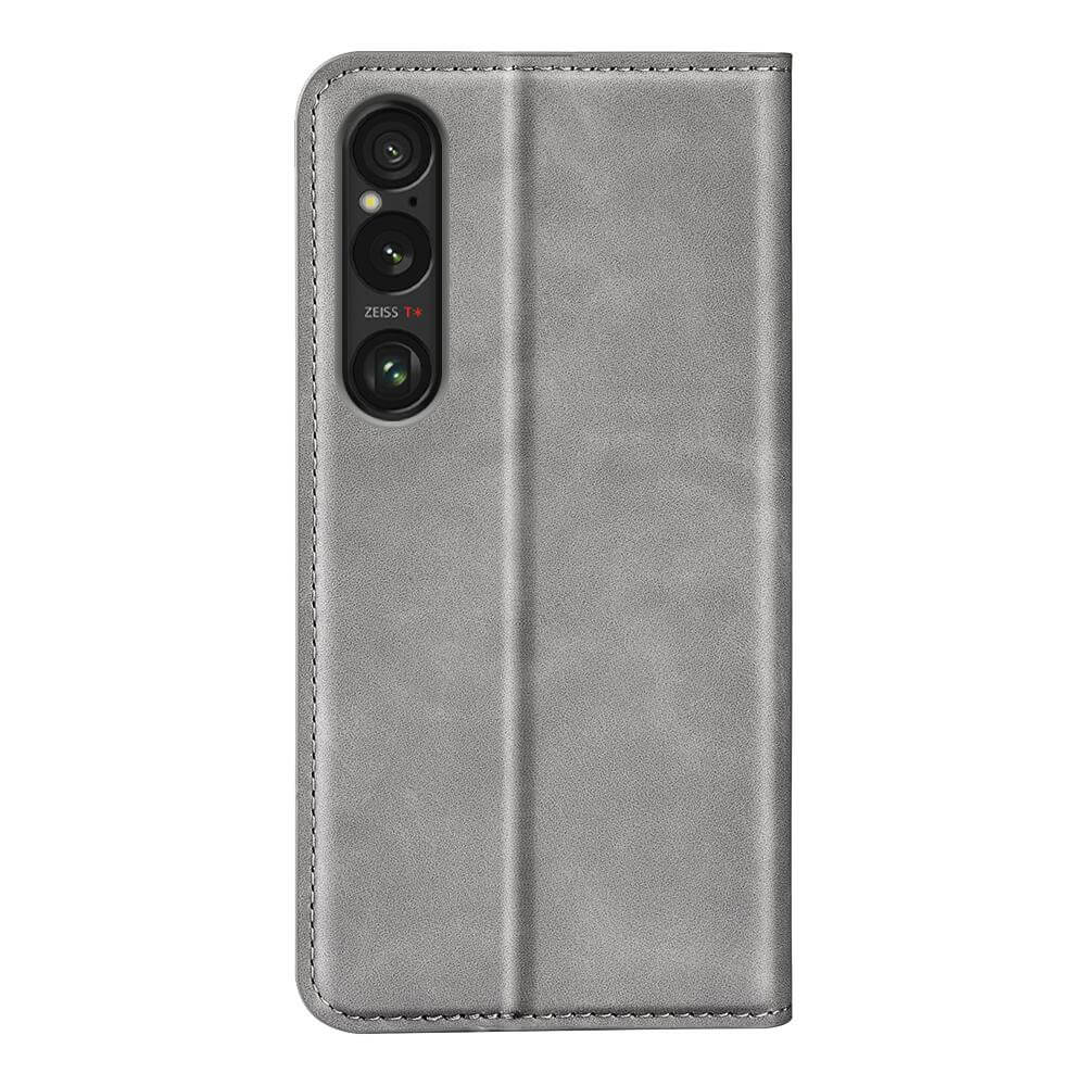 Das Cover-Discount Sony Xperia 1 VII Stand Flip Case Hülle ist eine graue Ledertasche mit Kameraausschnitt für drei Objektive und ZEISS-Logo, die über eine praktische Standfunktion verfügt.