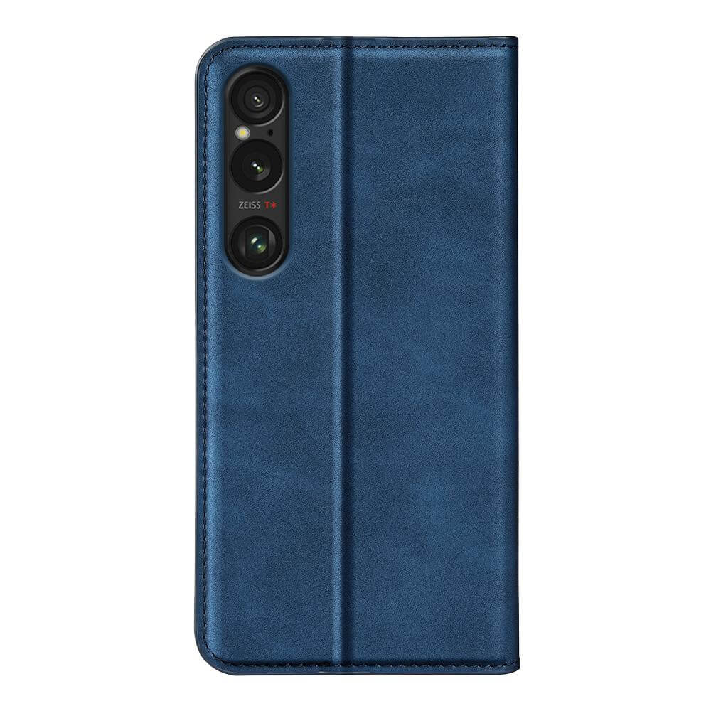 Das Cover-Discount Sony Xperia 1 VII - Stand Flip Case Hülle in blauem Leder verfügt über einen Kameraausschnitt mit drei sichtbaren Linsen auf der linken Seite. Stilvoll und schützend, hält dieses Etui Ihr Telefon sicher.