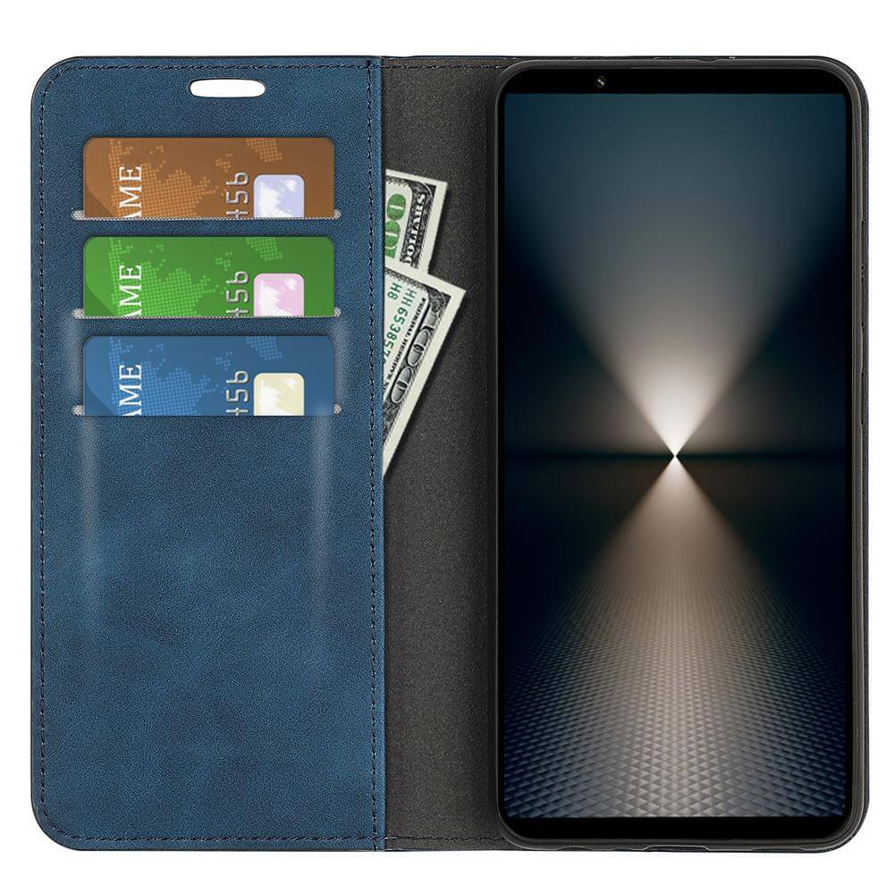 Ein Cover-Discount Sony Xperia 1 VII - Stand Flip Case Hülle mit Kartenschlitzen, in denen Karten und Bargeld aufbewahrt werden können, wird neben einem Smartphone mit einem geometrischen Hintergrundbild gezeigt.