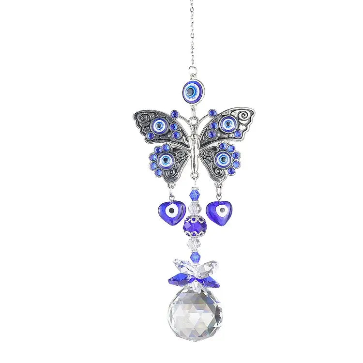 Der Sonnenfänger Lichterspiel Schmetterling von Cover-Discount bezaubert mit silbernem Schmetterling, blauen Evil Eye Perlen und Kristallprisma – für ein faszinierendes Farbenspiel an Fenster oder im Garten.