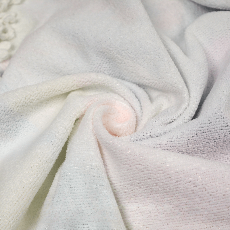 Weicher, weißer Handtuchstoff in Spiralform zeigt Struktur und Pastelltöne – ideal als Cover-Discount Rundes Strandtuch Wassermelone mit rundem Design, gefertigt aus hochwertigem Material.