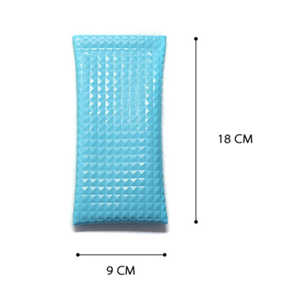 Ein glänzendes Brillenetui mit Rhombus-Struktur von Cover-Discount, abgebildet in Blau mit Maßlinien (18 cm x 9 cm) – idealer Schutz für Ihre Brille oder Ihr Etui.