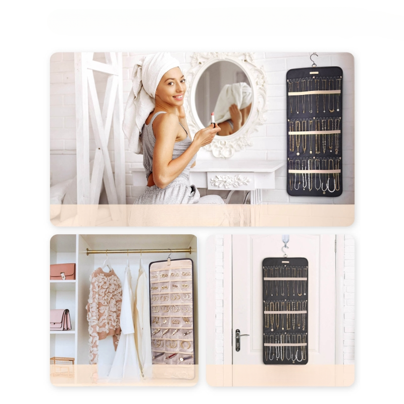 Eine Frau trägt Lippenstift vor einem Spiegel auf, im Raum ist der Cover-Discount Schmuckorganisator zum Aufhängen mit 48 Fächern ausgestellt – perfekt zum stilvollen Ordnen von Schmuck und Accessoires.