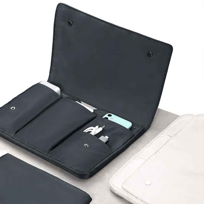 Offene Cover-Discount Laptop-Hülle Tasche für Notebook mit Fächern für Telefon, Kabel und Zubehör auf einer leichten Oberfläche.
