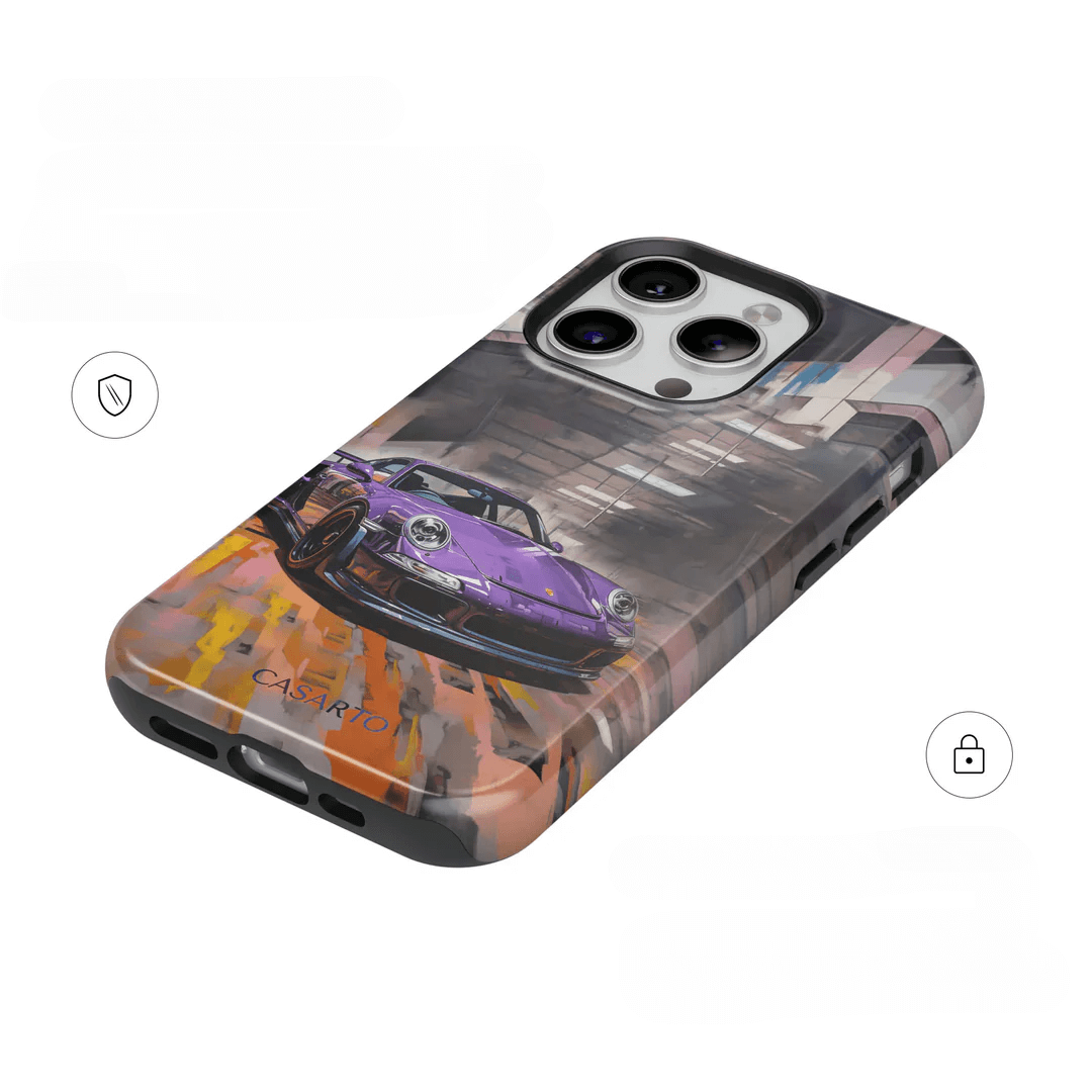 Das iPhone 17 Pro mit der Cover-Discount Casarto Handyhülle Pure Power ist eine Premium-Hülle, die einen lilafarbenen Sportwagen und einen städtischen Hintergrund aus einer schrägen Perspektive zeigt.