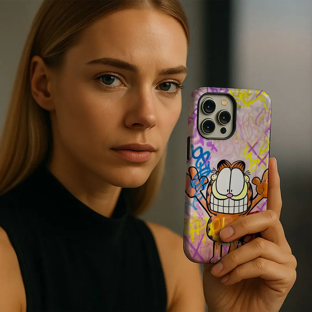 Frau hält ein Telefon mit der Casarto iPhone 17 Pro Handyhülle Happy Day, mit einem farbenfrohen Design, schaut ernst in die Kamera.