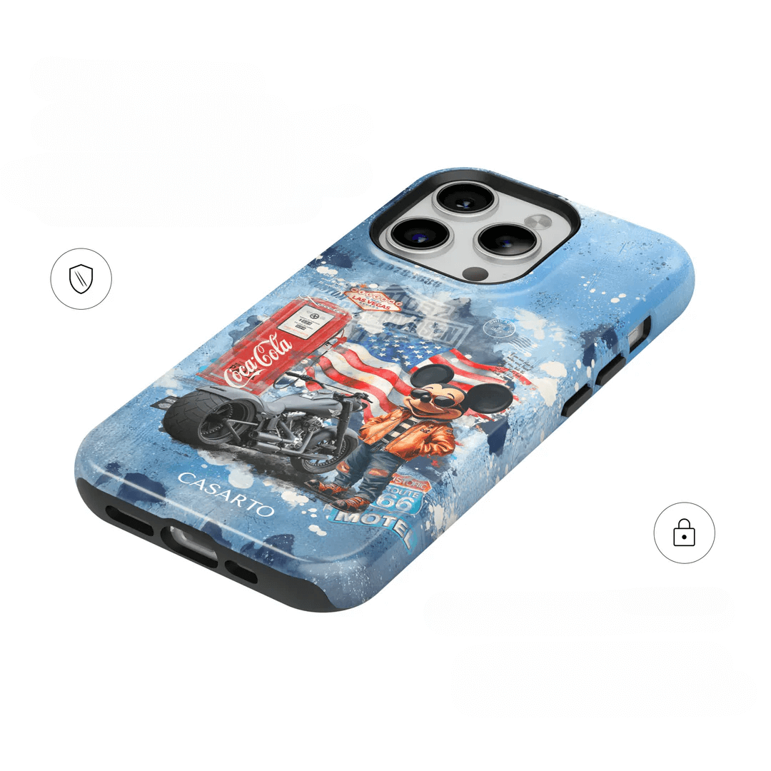 Die Casarto iPhone 17 Pro Handyhülle "Ride the dream" von Cover-Discount zeigt Mickey Mouse, ein Motorrad, die US-Flagge und ein Coca-Cola-Zeichen. MagSafe-kompatibel für einfaches Aufladen. Limitierte Auflage!.