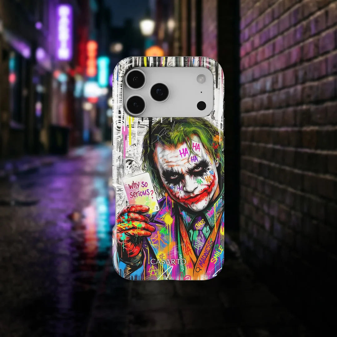 Cover-Discount iPhone 18 Pro Max / iPhone 17 Pro Max Hülle mit einem Porträt des Jokers, der eine Karte in der Hand hält.
