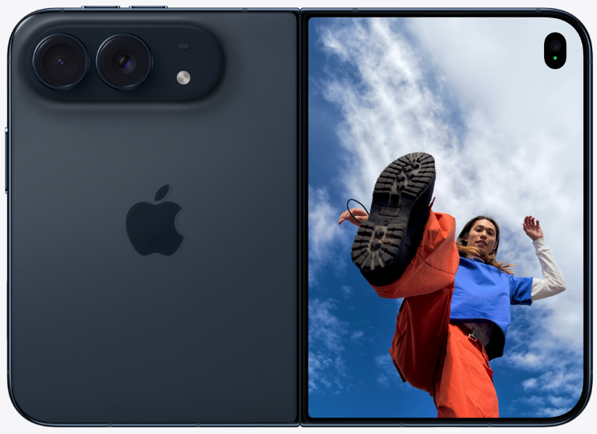 Ein zusammenklappbares iPhone ist zur Hälfte aufgeklappt und zeigt eine Person in orangefarbener Hose und blauem Hemd, die vor einem blauen Himmel mit Wolken eine dynamische Pose einnimmt. Die andere Hälfte zeigt die beiden Rückkameras des Telefons.