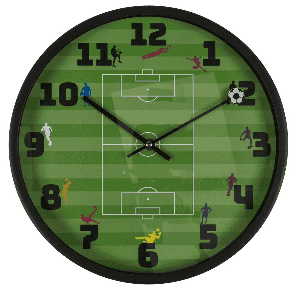 Runde Uhr mit grünem Fußballfeld-Zifferblatt, fetten schwarzen Zahlen und Fußballer-Silhouetten zu jeder vollen Stunde.