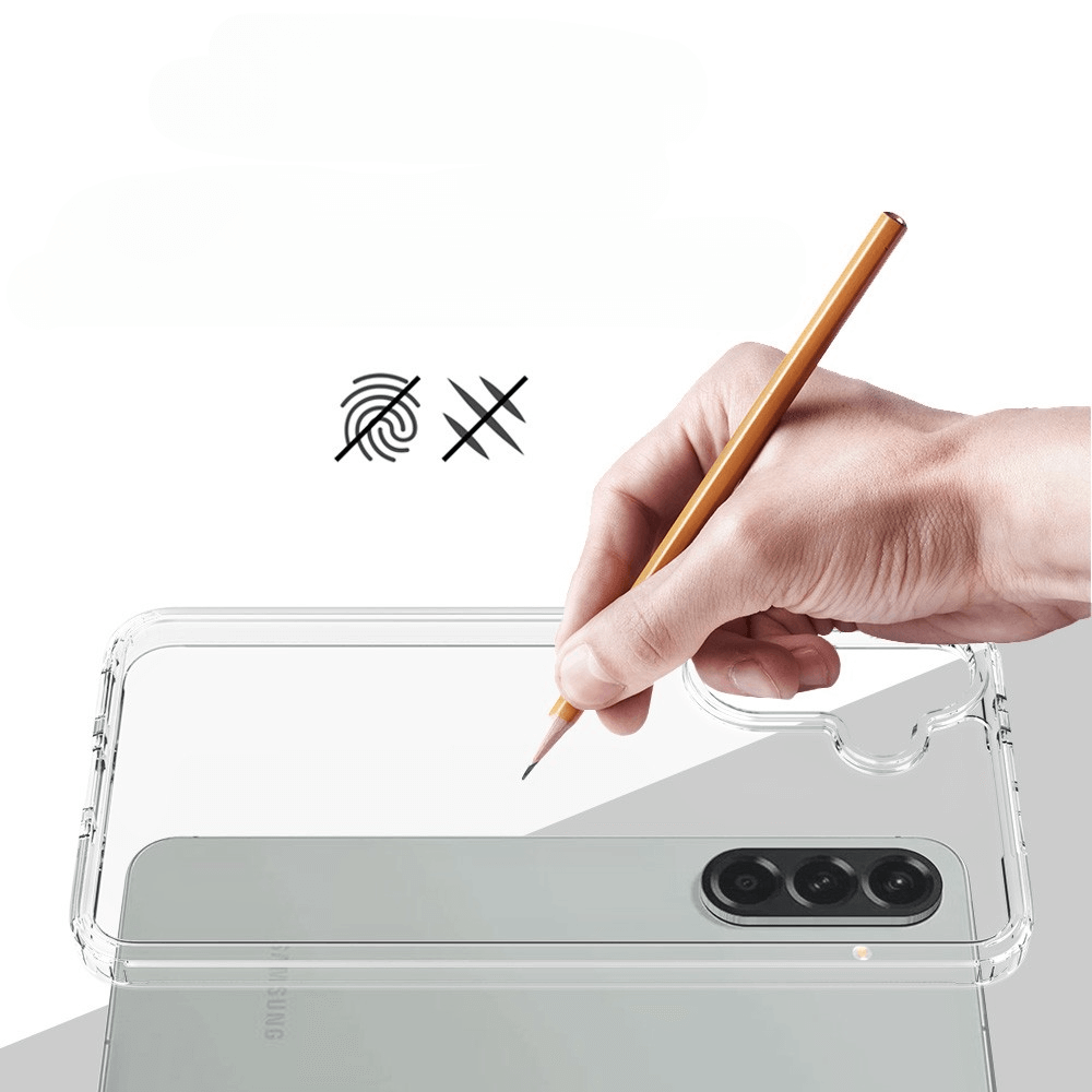 Eine Hand benutzt einen Bleistift auf der JT Berlin JT Pankow Clear Hülle für das Galaxy A56 5G und hebt Kamera- und Fingerabdrucksymbole über der stoßfesten TPU/Acryl-Verbindung hervor.