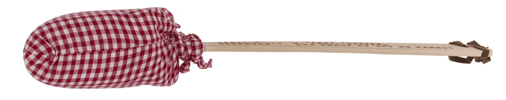 Der Schnarchstopper Holz mit Kissen von Out of the blue ist ein lustiges Küchengerät gegen das Schnarchen mit einem rot-weiß karierten Überzug - ein amüsantes Geschenk für jeden, der einen Lacher braucht.