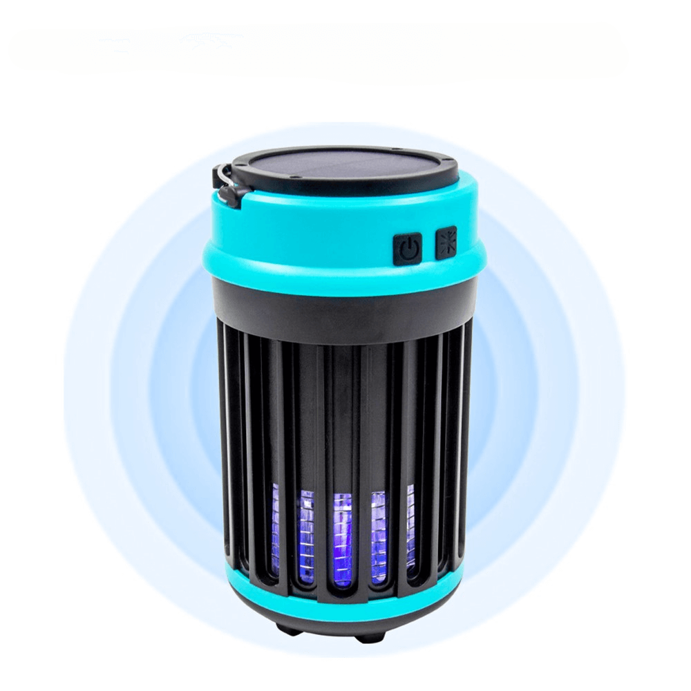 Die Cover-Discount Moskito-Killer Lampe USB oder Solar mit LED-Licht ist ein blau-schwarzer, zylindrischer Insektenvernichter mit einem violett leuchtenden Licht auf weißem Hintergrund und einem LED-Nachtlicht für bessere Sichtbarkeit.