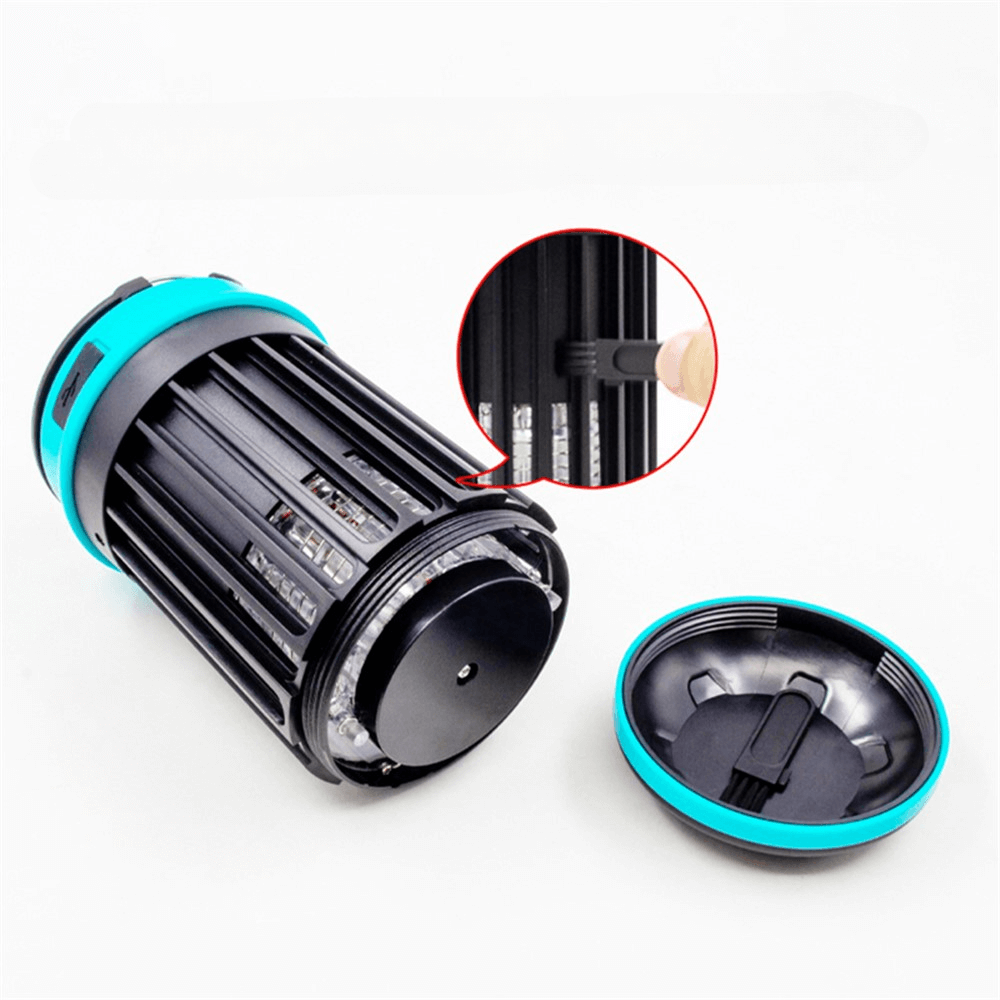 Die Cover-Discount Moskito-Killer Lampe USB oder Solar mit LED-Licht ist ein schwarz-blaues zylindrisches Gerät mit abnehmbarem Deckel und Reinigungsborsten - ideal als Nachtlicht oder UV-Moskito-Falle, solar aufladbar für den mobilen Einsatz.